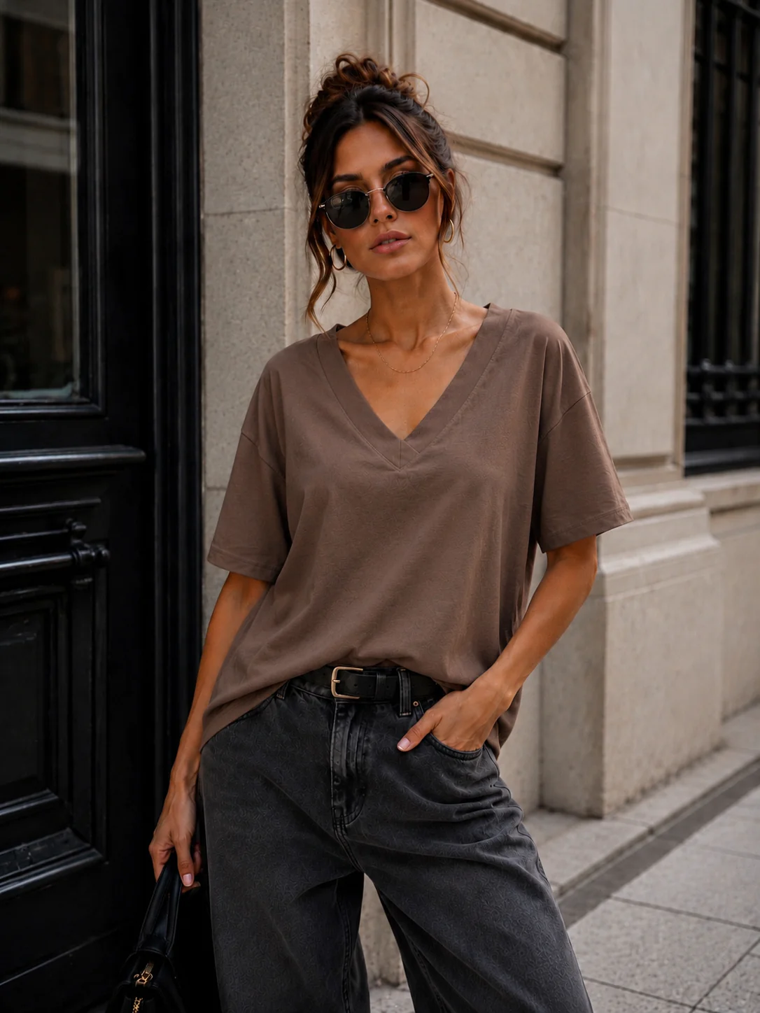 Basic T-shirt V-hals Milly Donkerbruin - Image 2