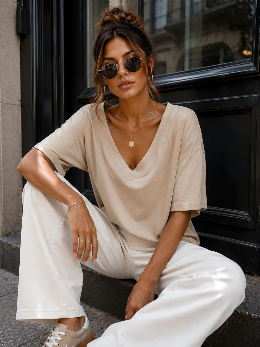 Basic T-shirt V-hals Milly Taupe - Image 2
