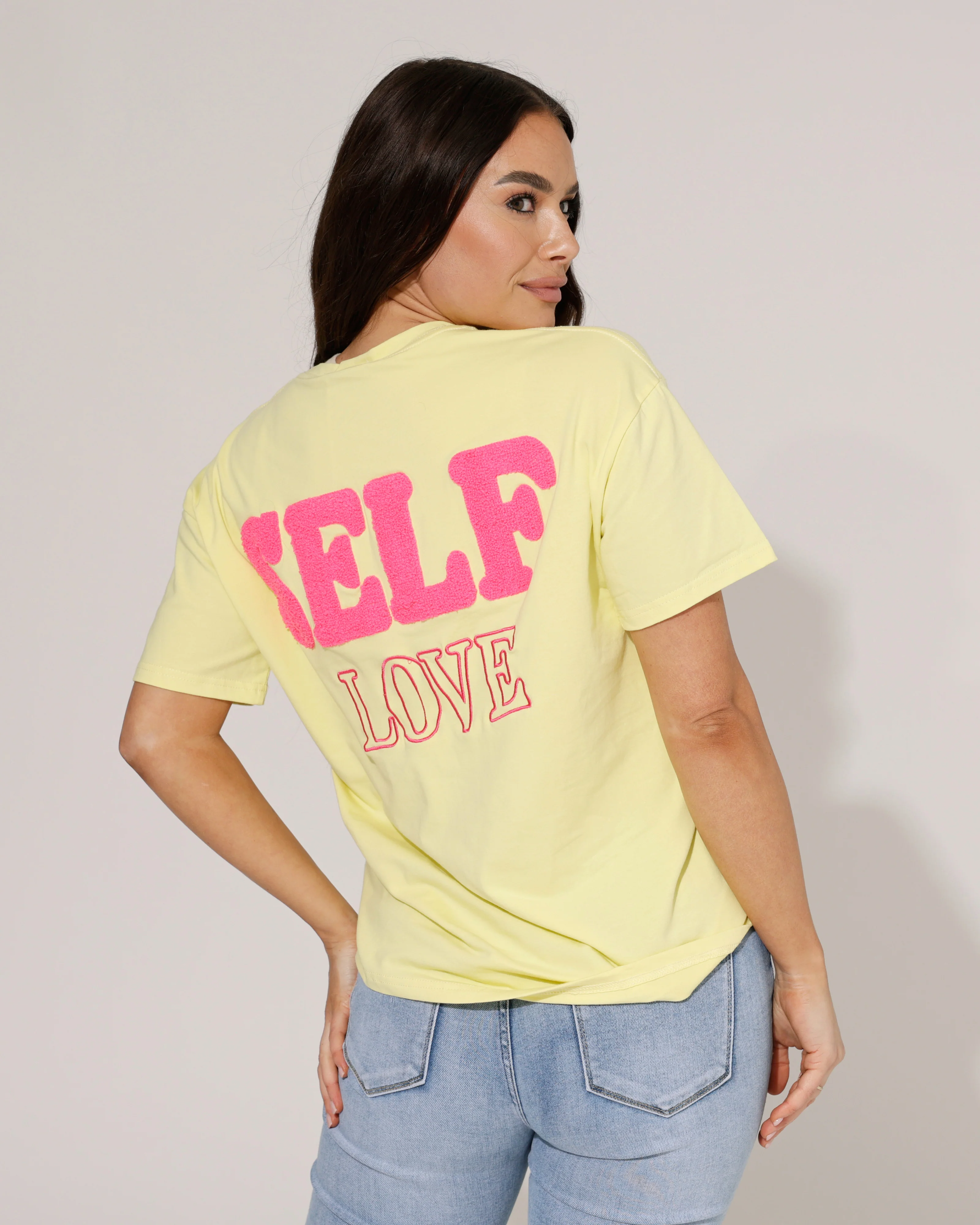 T-shirt Self love Geel - Image 2